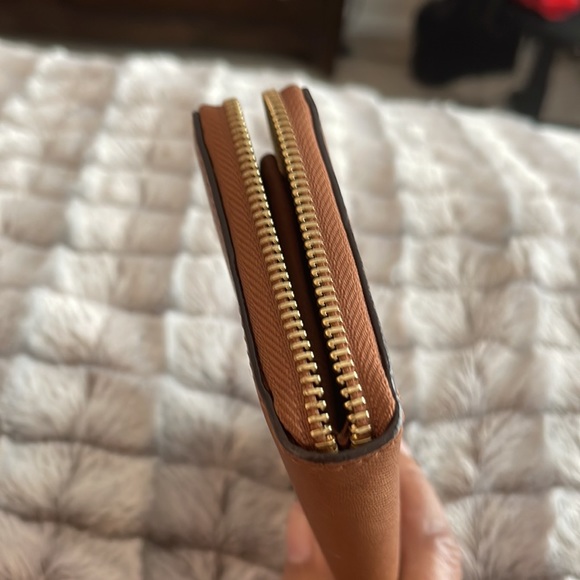 73.Michael kors Jet Set Tan Wallet - Picture 8 of 8